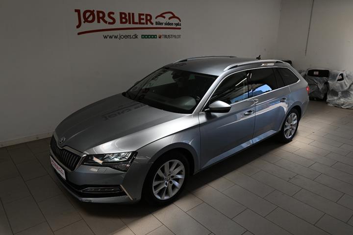 Grå Skoda Superb fra 2021