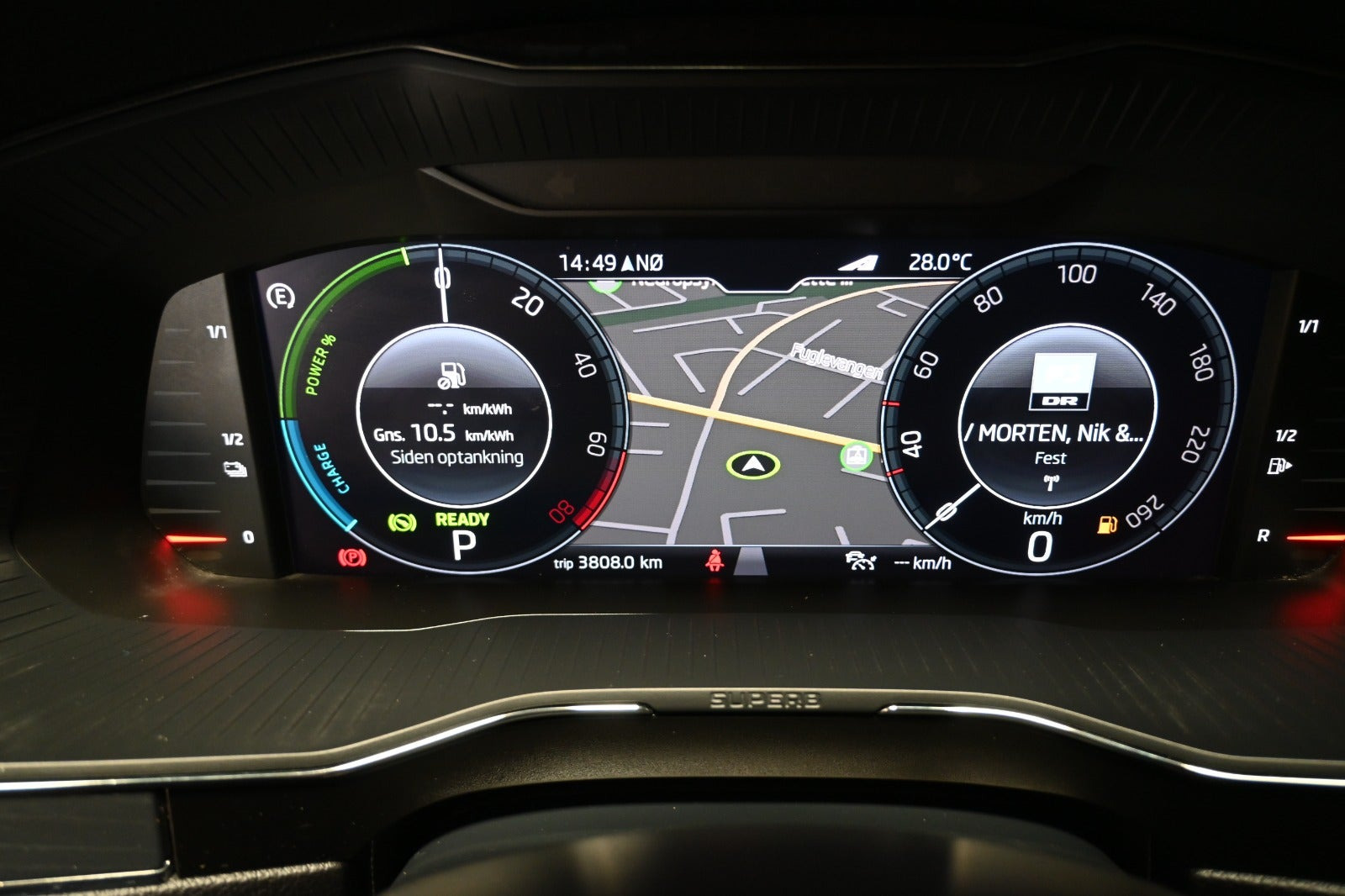 Grå Skoda Superb fra 2021