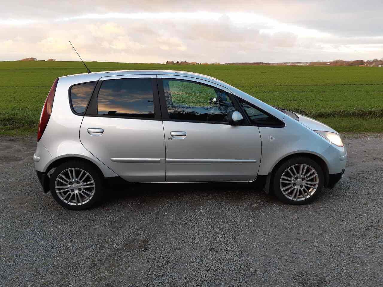 Grå Mitsubishi Colt fra 2007
