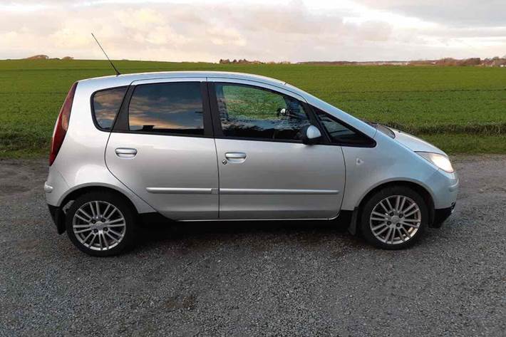 Grå Mitsubishi Colt fra 2007