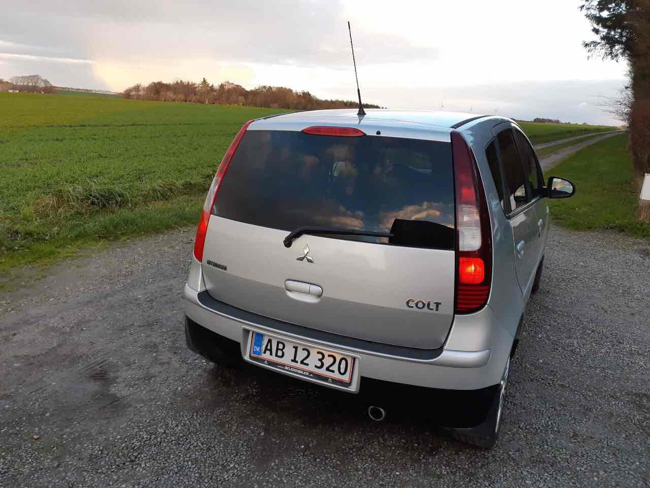 Grå Mitsubishi Colt fra 2007