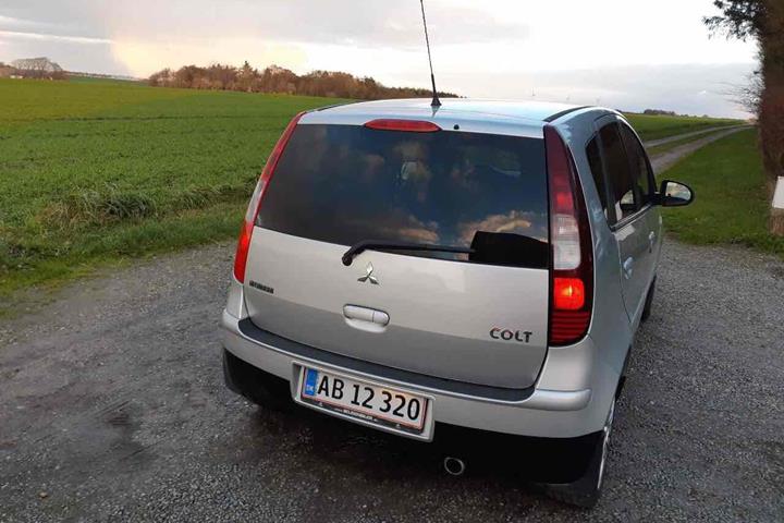 Grå Mitsubishi Colt fra 2007