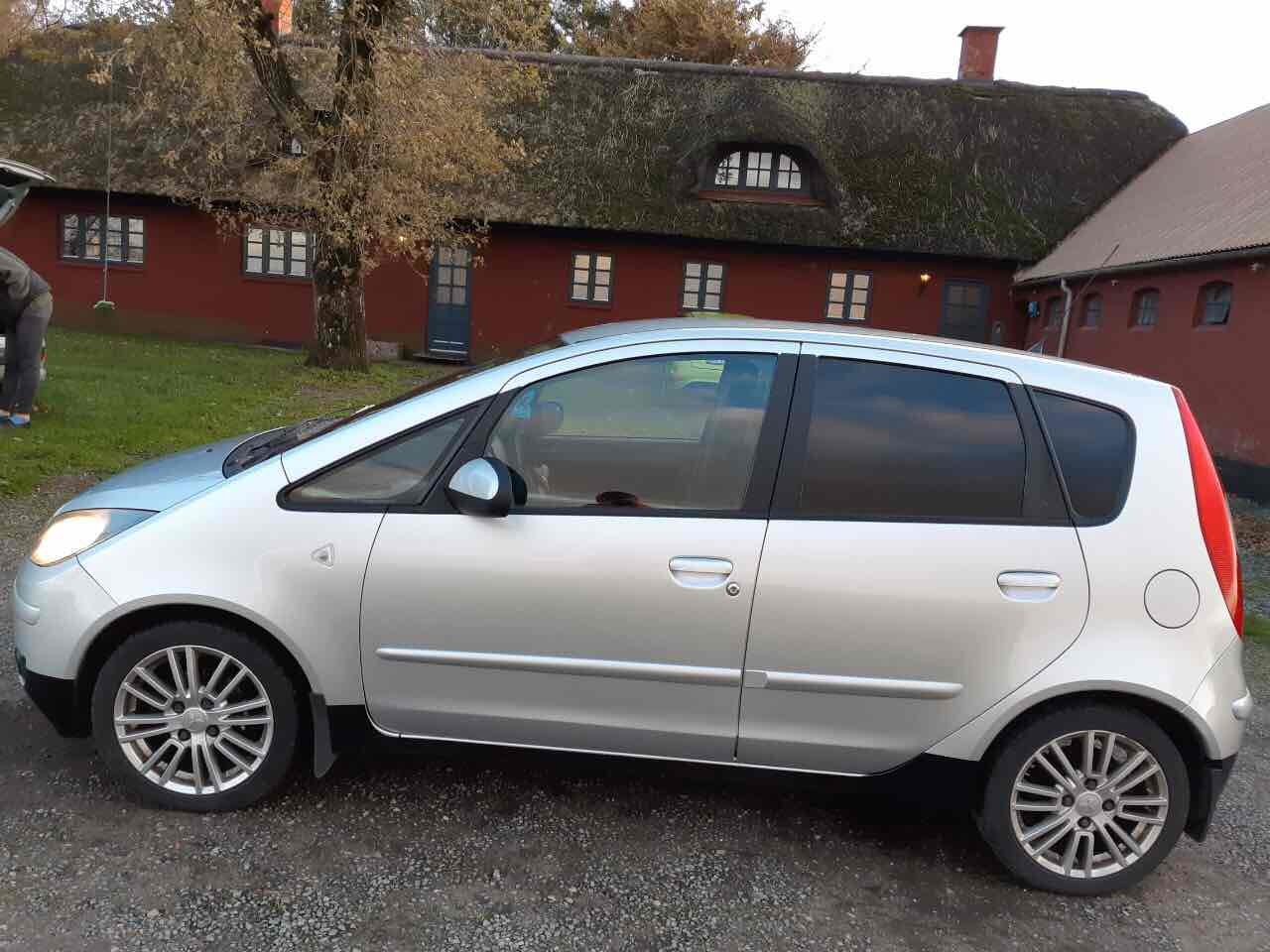 Grå Mitsubishi Colt fra 2007