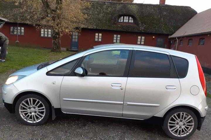 Grå Mitsubishi Colt fra 2007