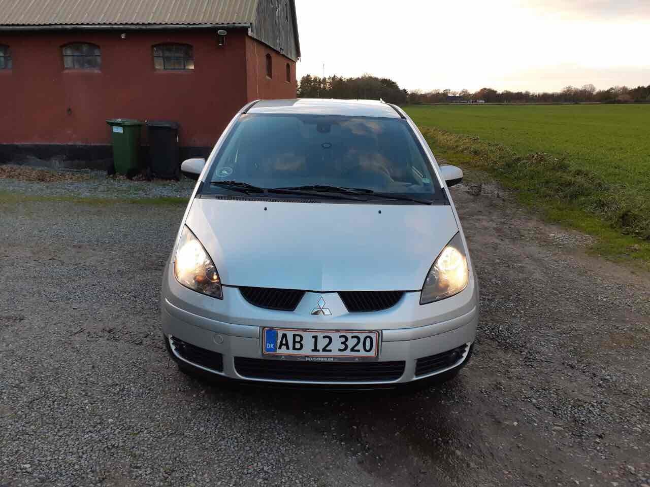 Grå Mitsubishi Colt fra 2007