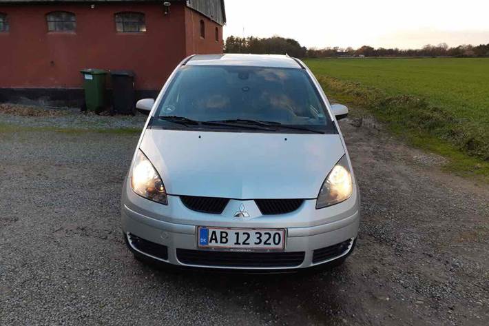 Grå Mitsubishi Colt fra 2007