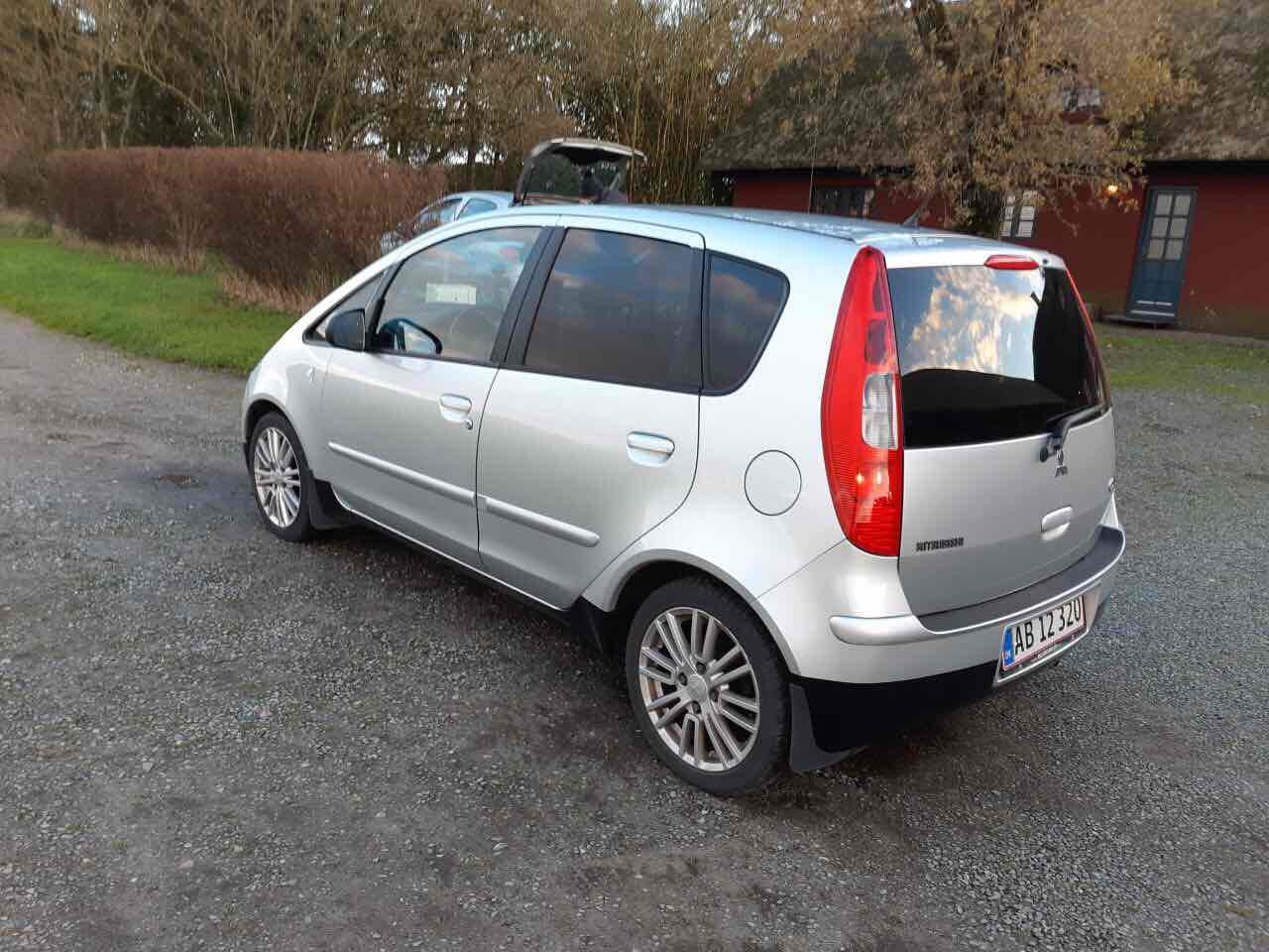 Grå Mitsubishi Colt fra 2007