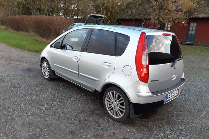 Grå Mitsubishi Colt fra 2007