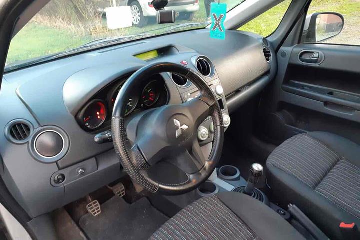 Grå Mitsubishi Colt fra 2007