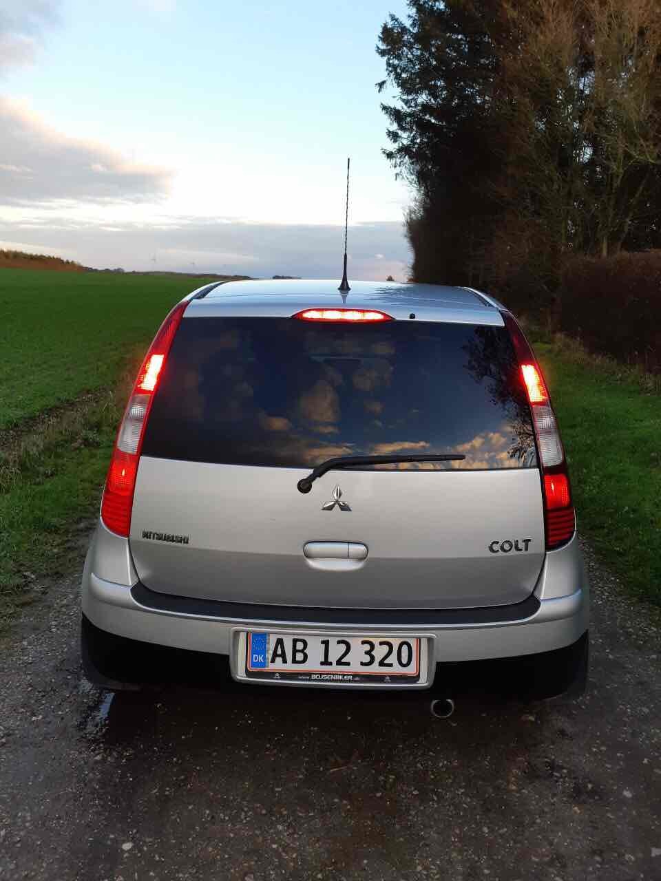 Grå Mitsubishi Colt fra 2007