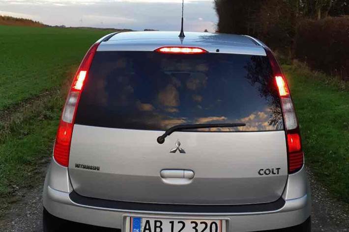 Grå Mitsubishi Colt fra 2007