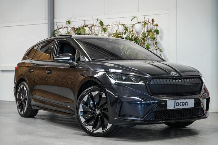 Sort Skoda Enyaq fra 2022 set udefra