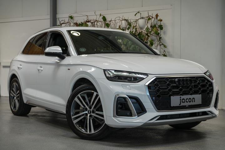 Hvid Audi Q5 fra 2022 set udefra