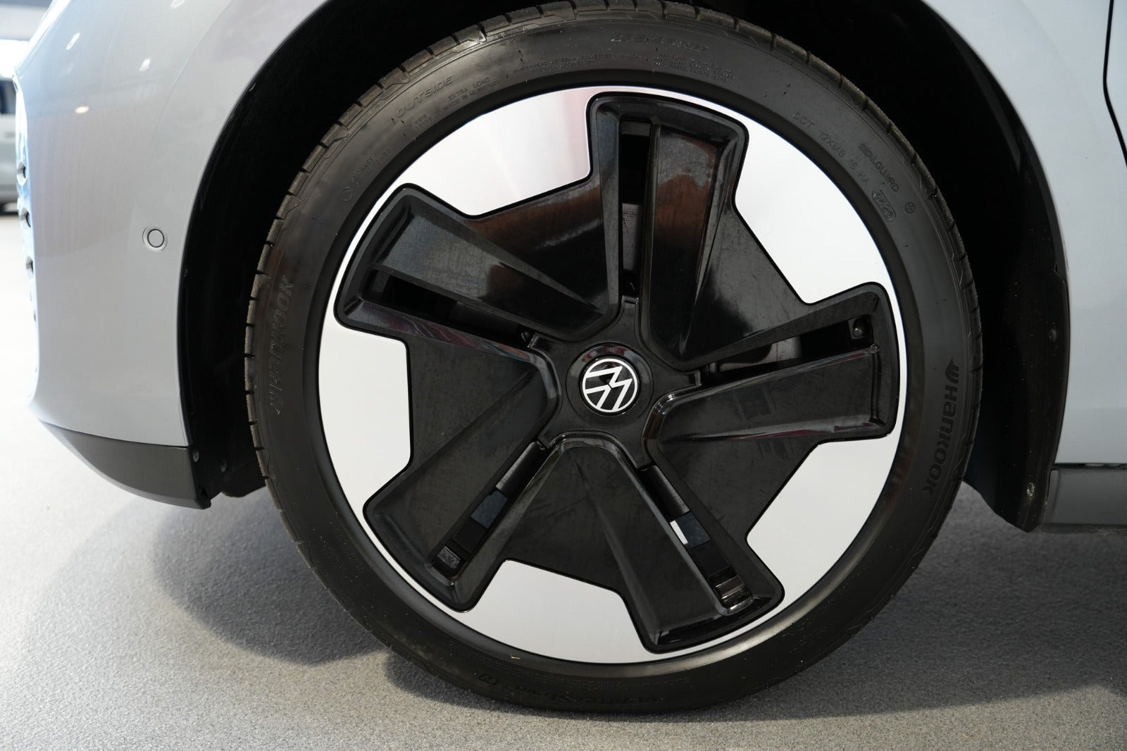Grå VW ID.Buzz fra 2023