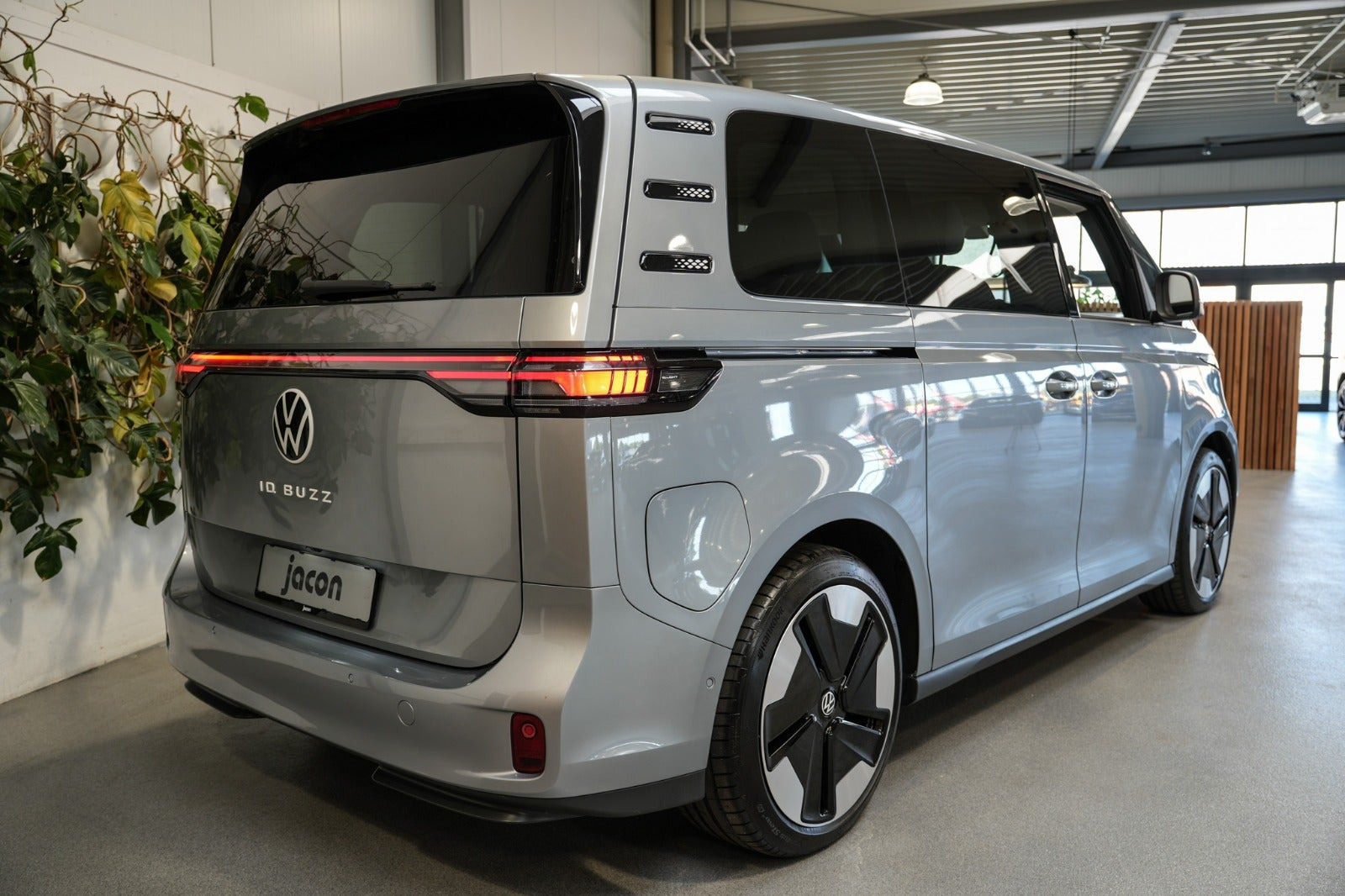 Grå VW ID.Buzz fra 2023