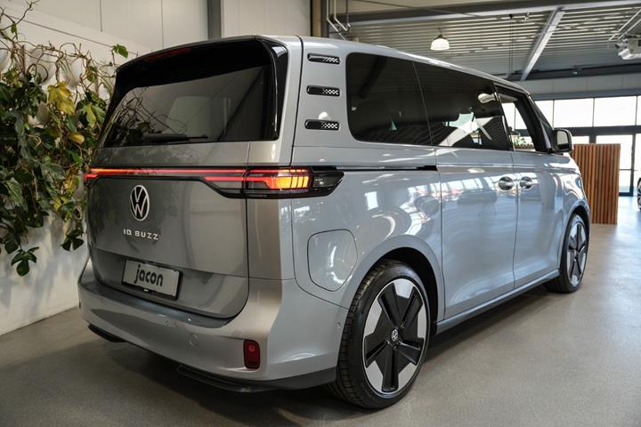 Grå VW ID.Buzz fra 2023