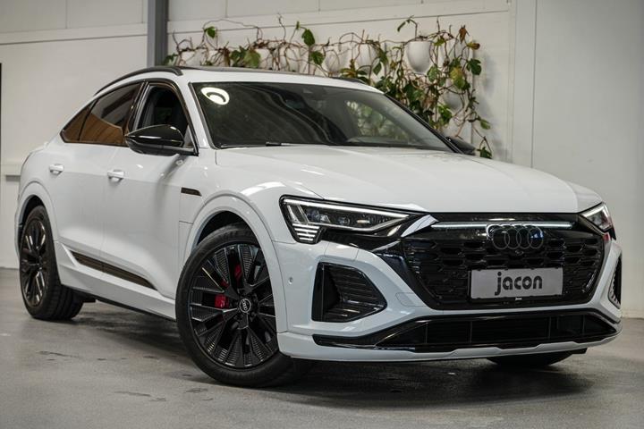Hvid Audi Q8 e-tron fra 2023 set udefra