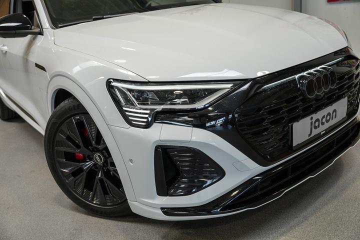 Hvid Audi Q8 e-tron fra 2023