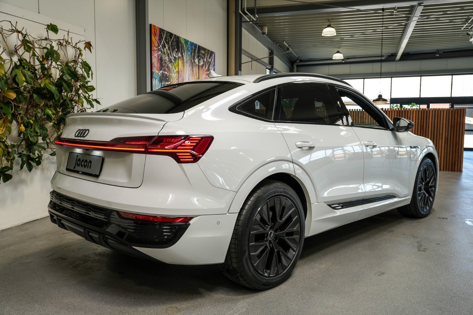 Hvid Audi Q8 e-tron fra 2023
