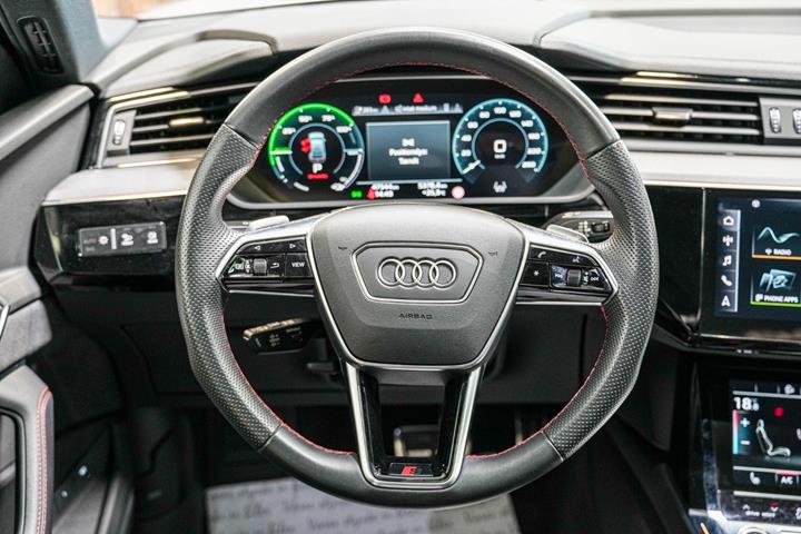 Hvid Audi Q8 e-tron fra 2023