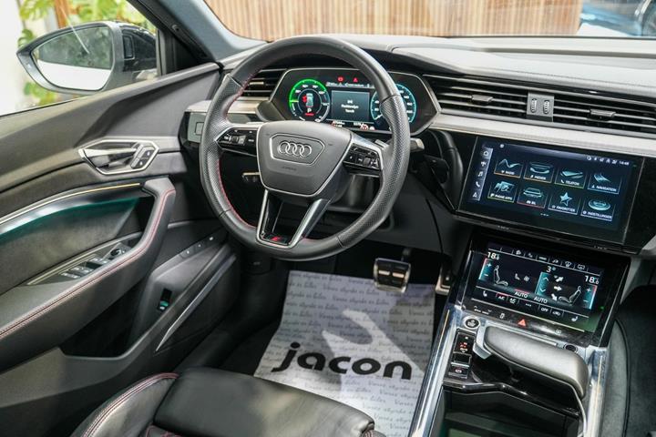 Hvid Audi Q8 e-tron fra 2023