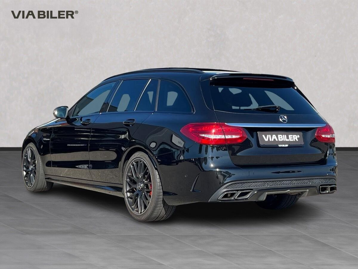 Sort Mercedes C63 AMG S fra 2017 set udefra