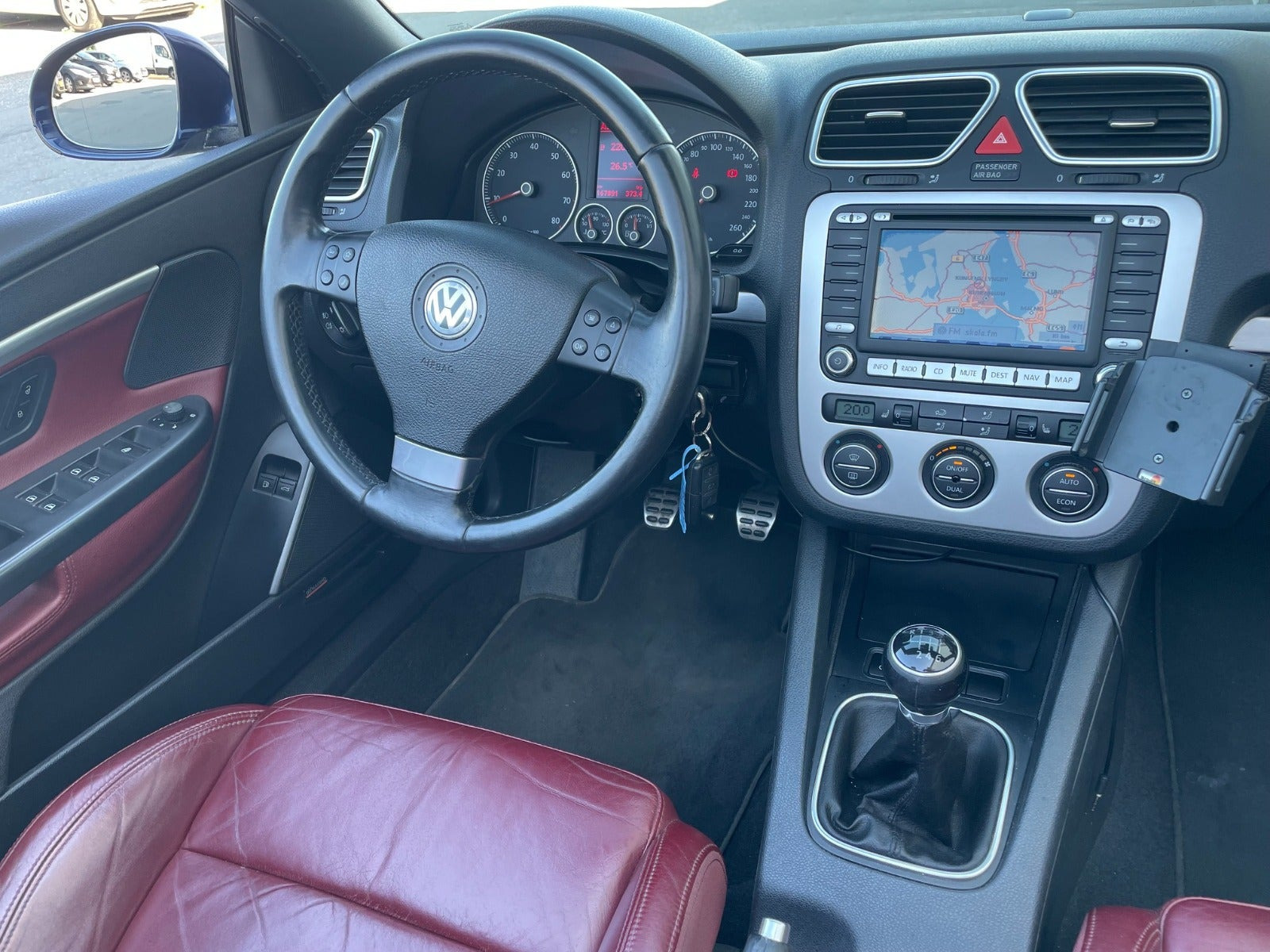 Blå VW Eos fra 2007 set indefra