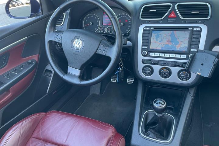 Blå VW Eos fra 2007 set indefra