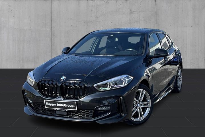 Sort BMW 118i fra 2022 set udefra