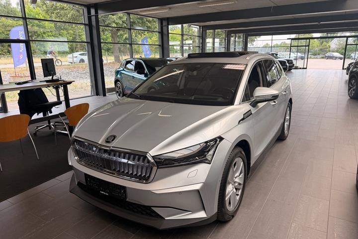 Sølv Skoda Enyaq fra 2023 set udefra