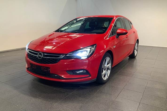 Rød Opel Astra fra 2016