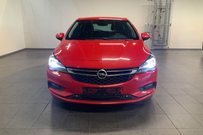 Rød Opel Astra fra 2016
