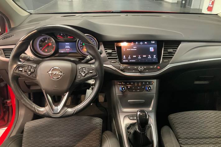 Rød Opel Astra fra 2016