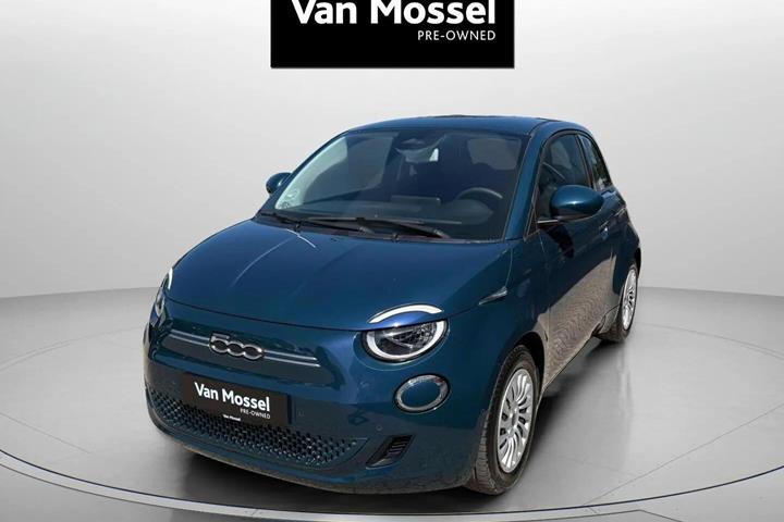 Grøn Fiat 500e fra 2023 set udefra