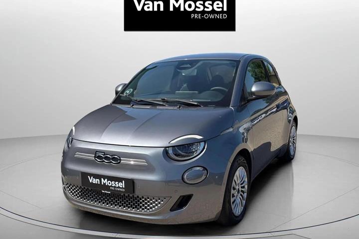 Grå Fiat 500e fra 2023 set udefra
