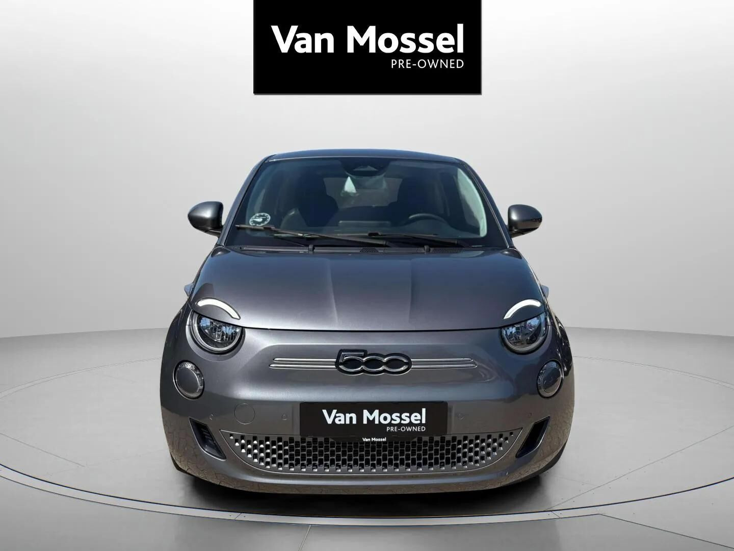Grå Fiat 500e fra 2023