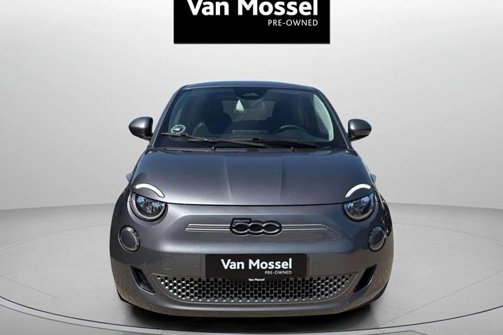 Grå Fiat 500e fra 2023