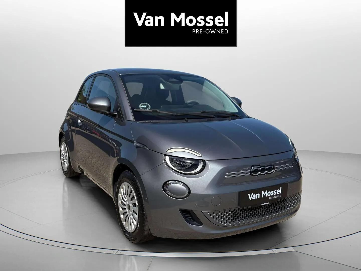 Grå Fiat 500e fra 2023