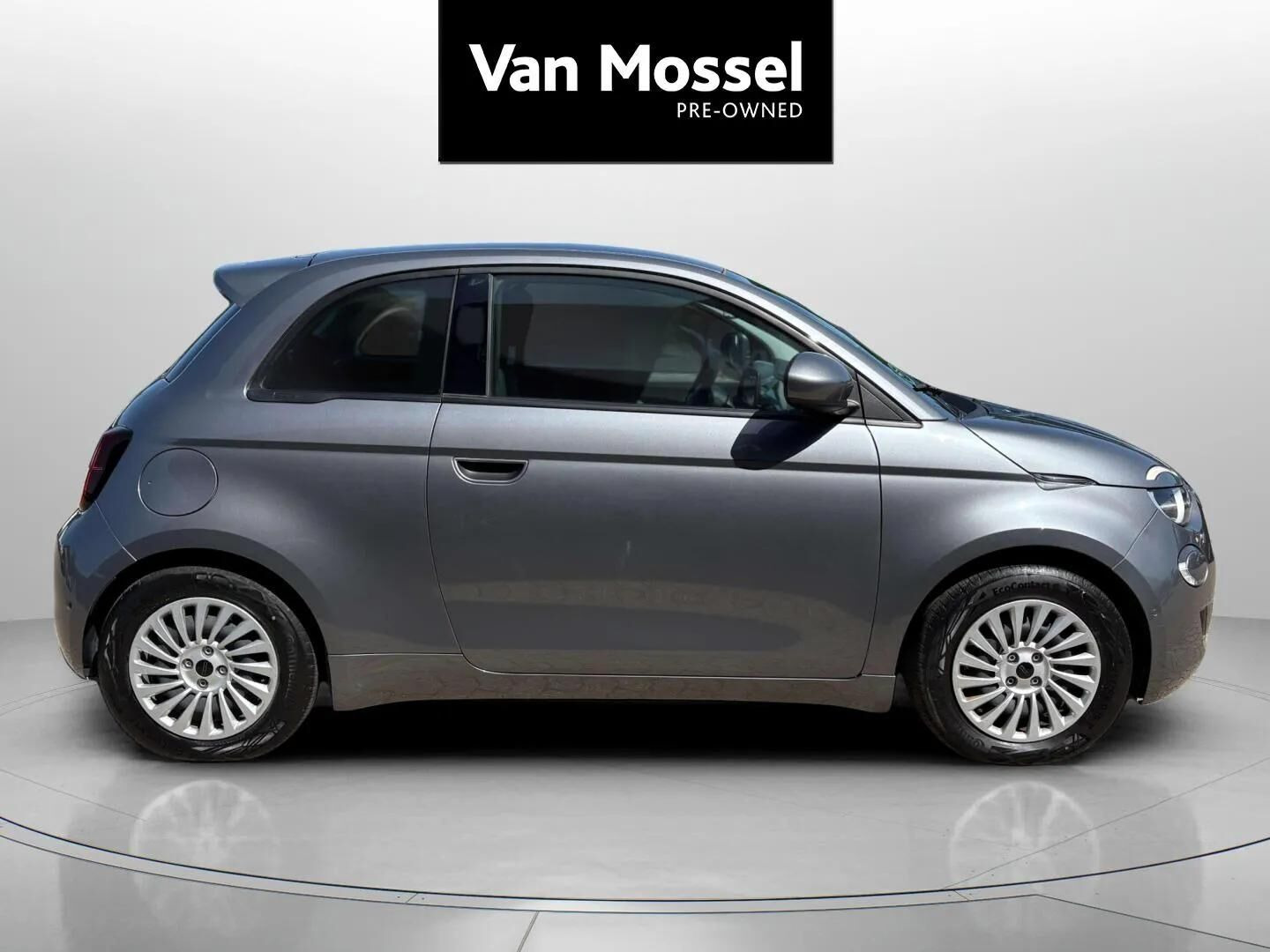 Grå Fiat 500e fra 2023