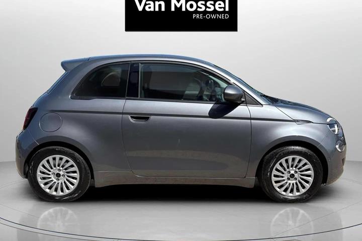Grå Fiat 500e fra 2023
