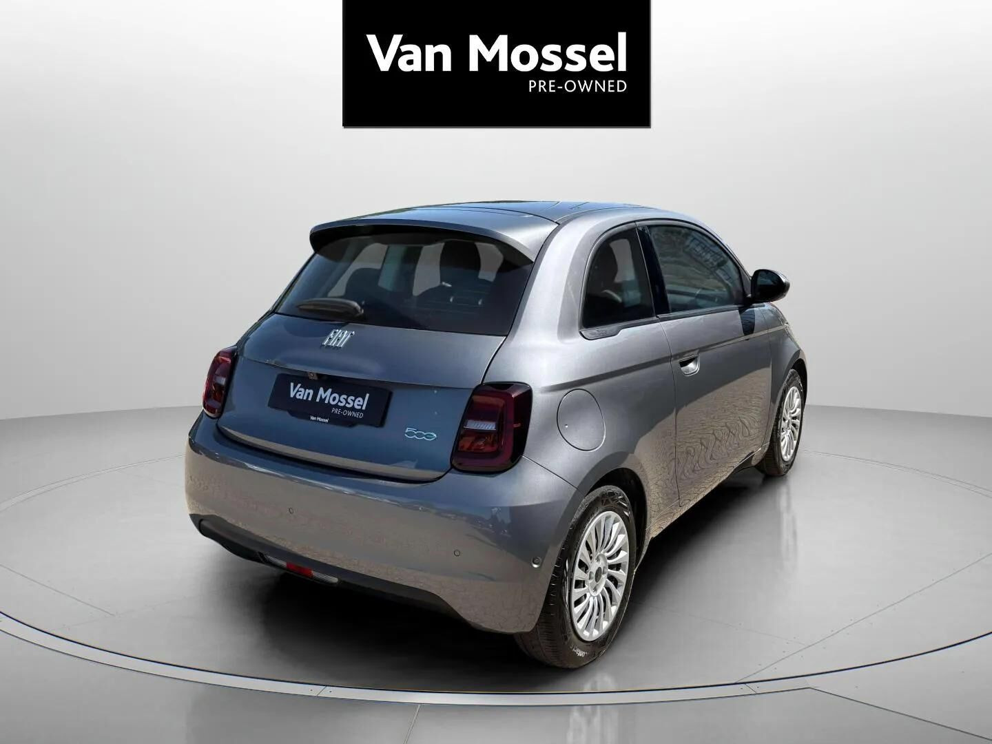 Grå Fiat 500e fra 2023