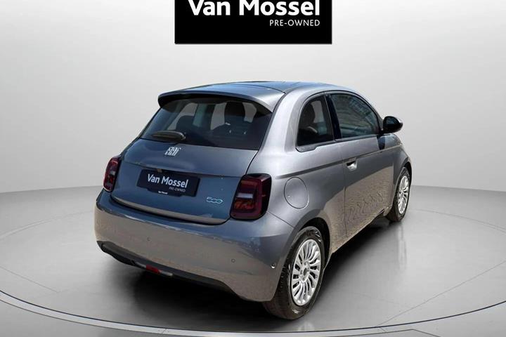 Grå Fiat 500e fra 2023