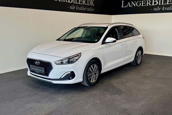 Hvid Hyundai i30 fra 2020 set udefra