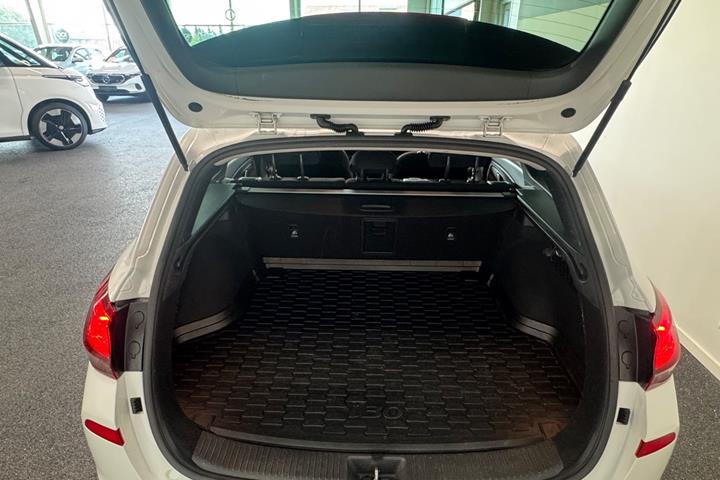 Hvid Hyundai i30 fra 2020