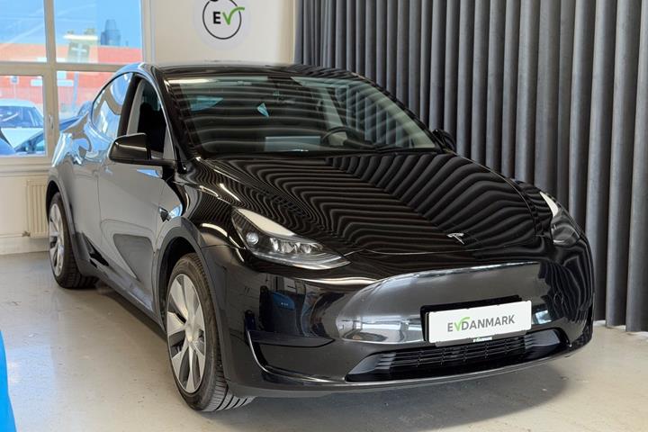 Sort Tesla Model Y fra 2023