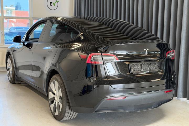 Sort Tesla Model Y fra 2023