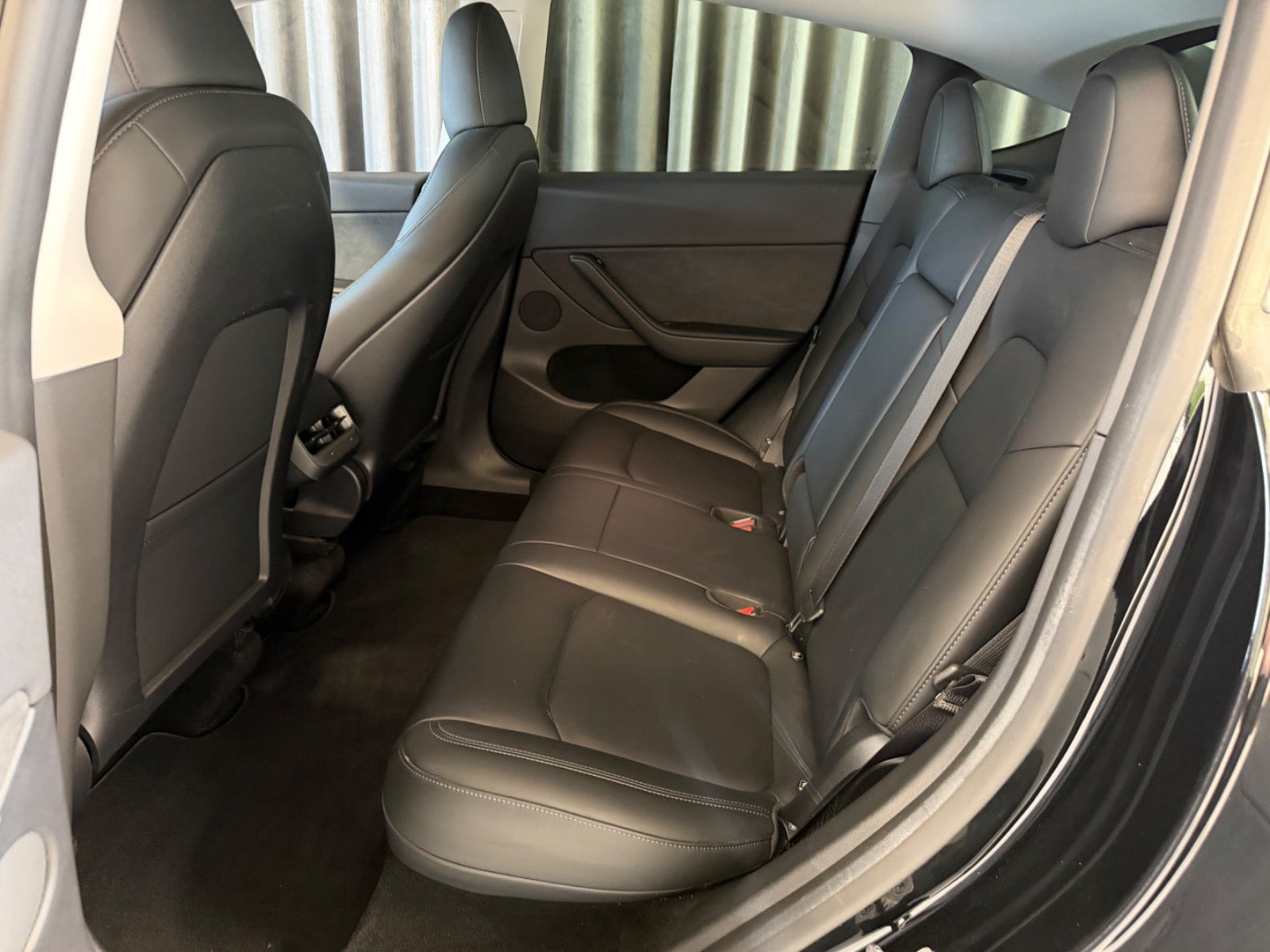 Sort Tesla Model Y fra 2023
