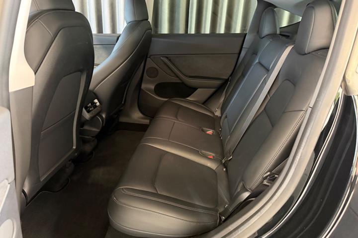Sort Tesla Model Y fra 2023