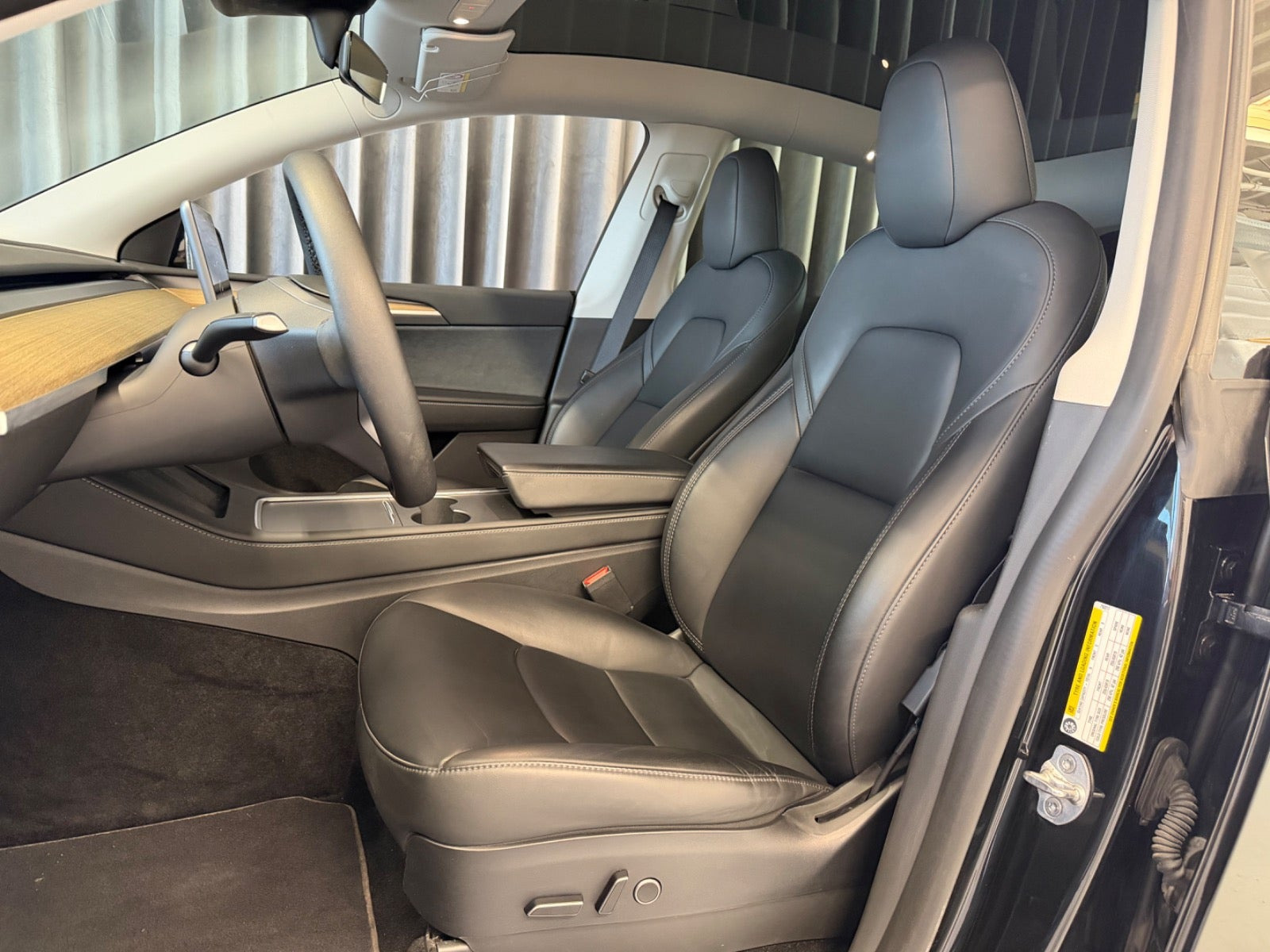 Sort Tesla Model Y fra 2023