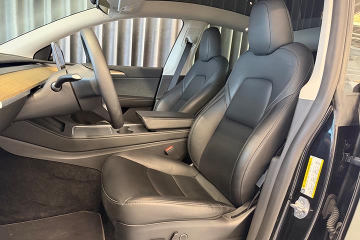 Sort Tesla Model Y fra 2023